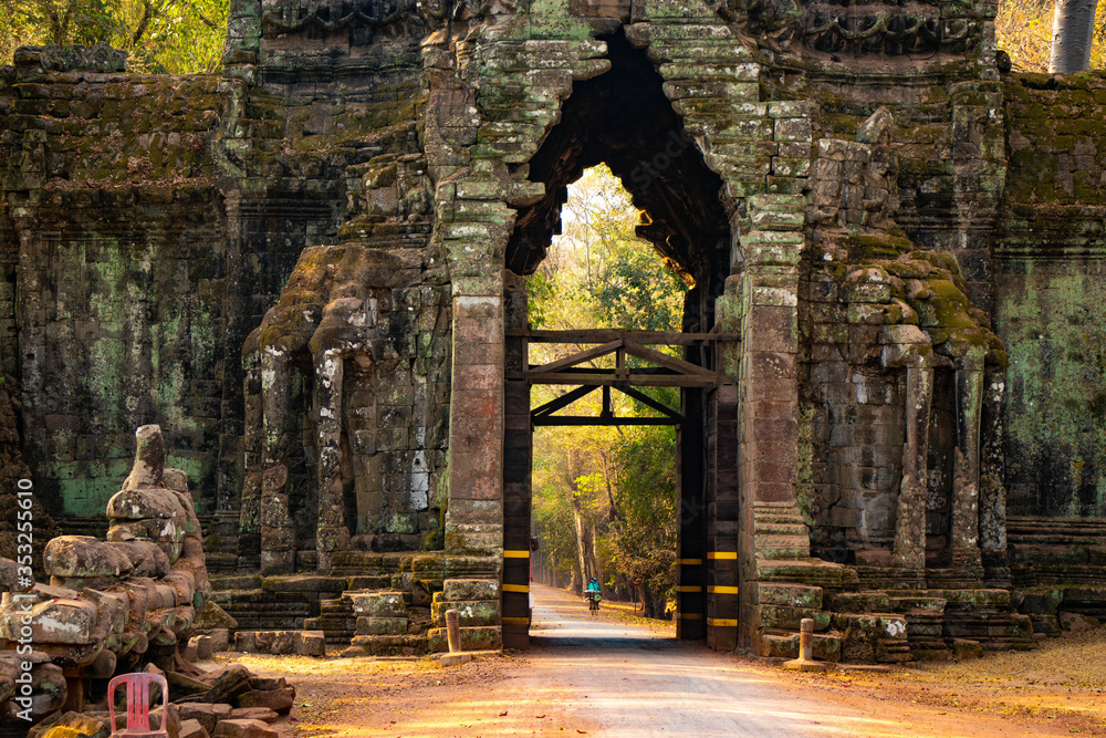 Fototapeta premium Piękny widok na świątynię Angkor Thom w Siem Reap w Kambodży.