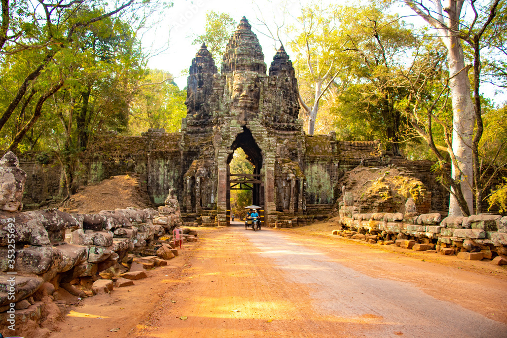Obraz premium Piękny widok na świątynię Angkor Thom w Siem Reap w Kambodży.
