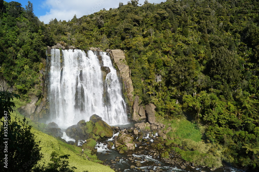 Obraz premium Beautiful Marokopa Falls, New Zealand