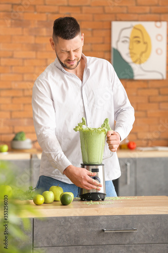 Clumsy man making healthy s...