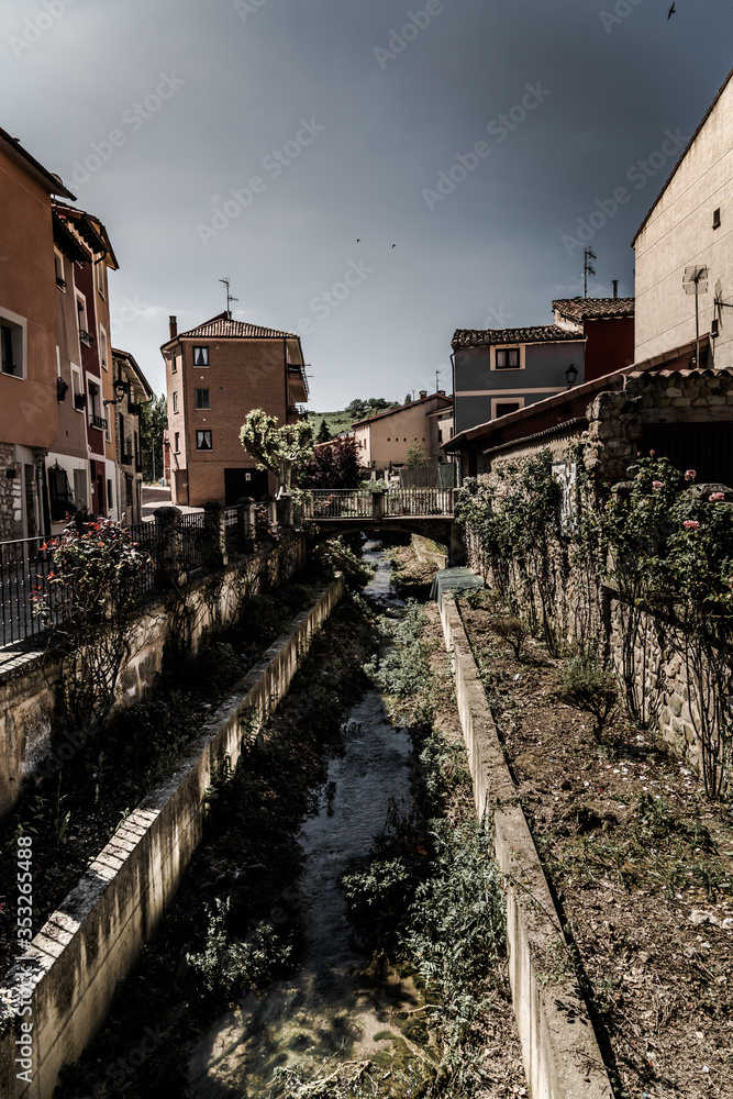 Pequeño canal en un pueblo de Burgos, Belorado.