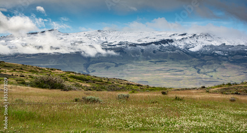 valle colorida con fondo a las monta  as. Parque Torres del Paine  Chile