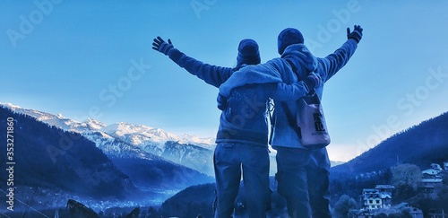 Fotografie Closeup shot of a couple enjoying the view of Manali mountains, Himachal Pradesh