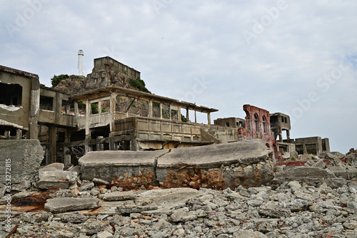 長崎県にある端島は「軍艦島」とも呼ばれる世界文化遺産の一つ。かつては海底炭鉱により栄え、日本初の鉄筋コンクリート造の高層集合住宅もある。1974年に閉山後、無人島となっている。