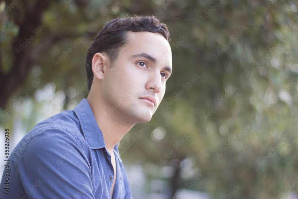 Retrato joven mexicano elegante casual en azul dia de verano Retrato joven mexicano elegante casual en azul dia de verano