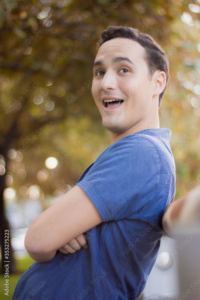 Retrato joven mexicano elegante casual en azul dia de verano