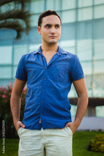 Retrato joven mexicano elegante casual en azul dia de verano