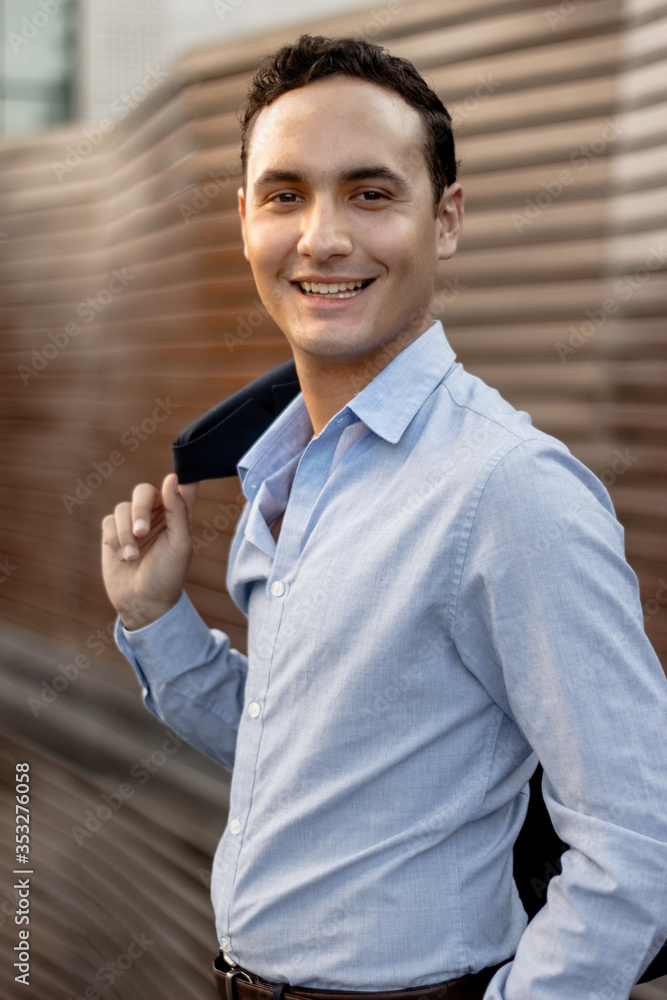 Retrato de Joven empresario mexicano modelo guapo Retrato de Joven empresario mexicano modelo guapo