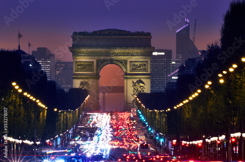 Thriumph Arch at twilight. Paris, France © Bernardo Galmarini