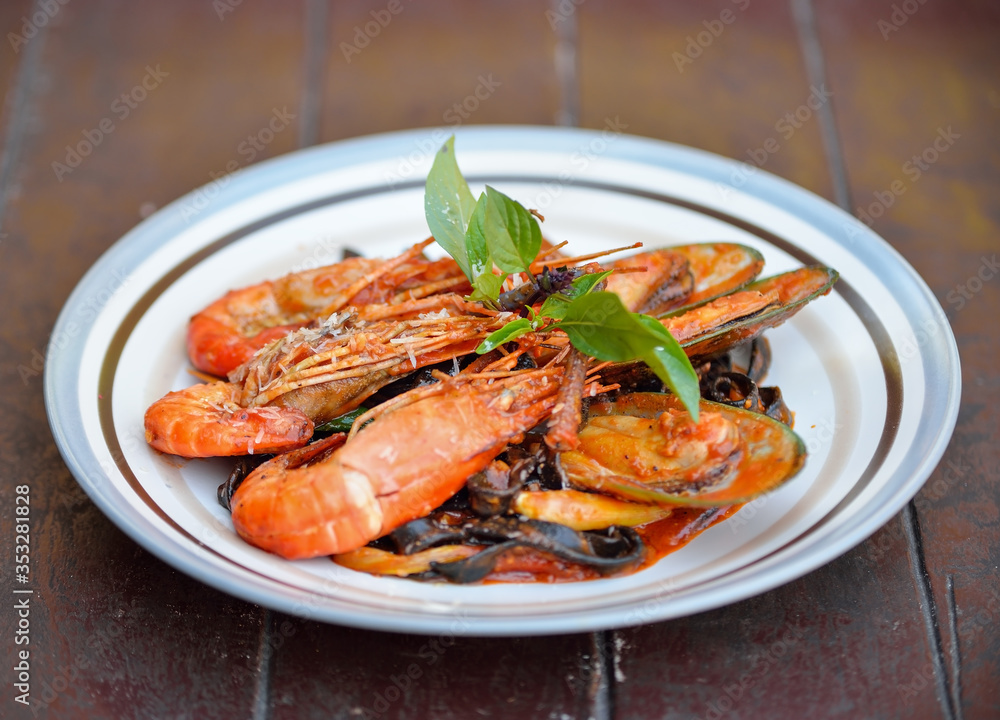  pasta charcoal with shrimp , blue mussels , tomatoes and herbs