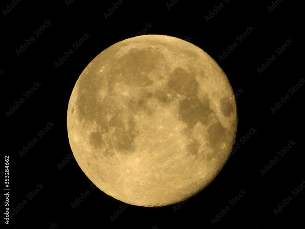 Obraz premium księżyc na białym tle na czarnym tle