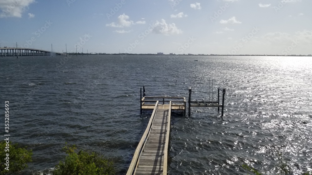 Fototapeta premium pier on the lake