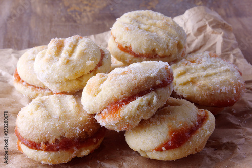 Foto buttered cookies joined by a guava jelly, traditional in Brazil where they are k