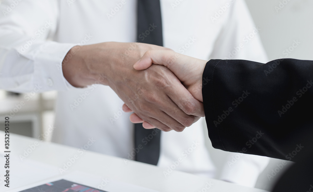 Fototapeta premium Księgowi finansowi i marketerzy ściskają dłoń, aby pogratulować dwucyfrowych wyników na rynku nieruchomości, spotkań i koncepcji uścisku dłoni .....
