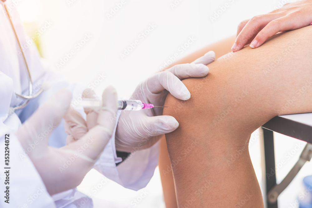 Fototapeta premium The doctor provided treatment for knee pain by injection.