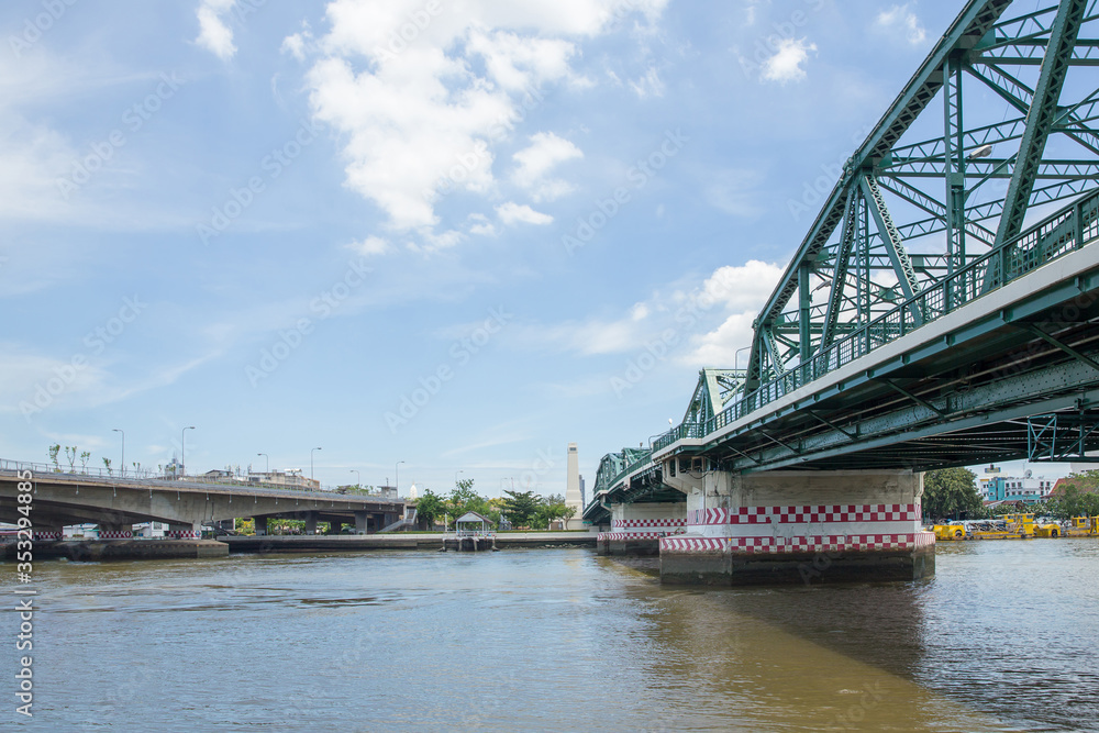 Obraz premium Buddhist bridge in Bangkok cross Chao phraya river.