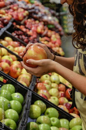 shopping for apples