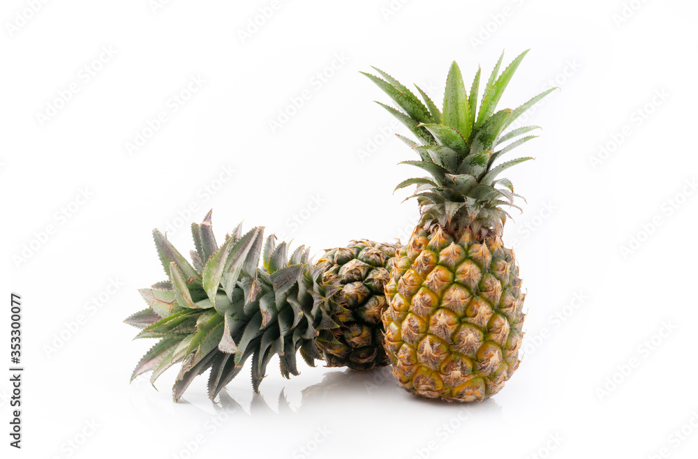 Fototapeta premium pineapple isolated on white background