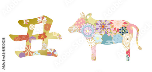 2021年丑年　和風花柄の文字素材と牛シルエットセット	ゴールド