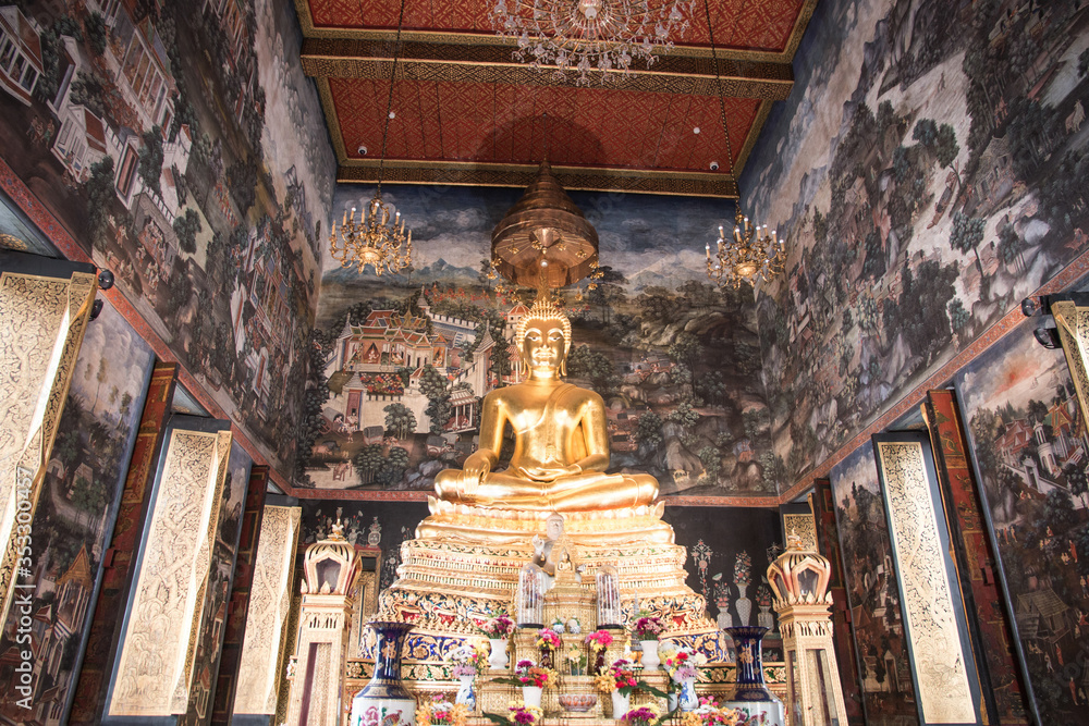 Fototapeta premium Wat Bowonniwet Wihan (Pavaranivesh Vihara Rajavaravihara), Phra Nakhon district, Bangkok, Thailand.