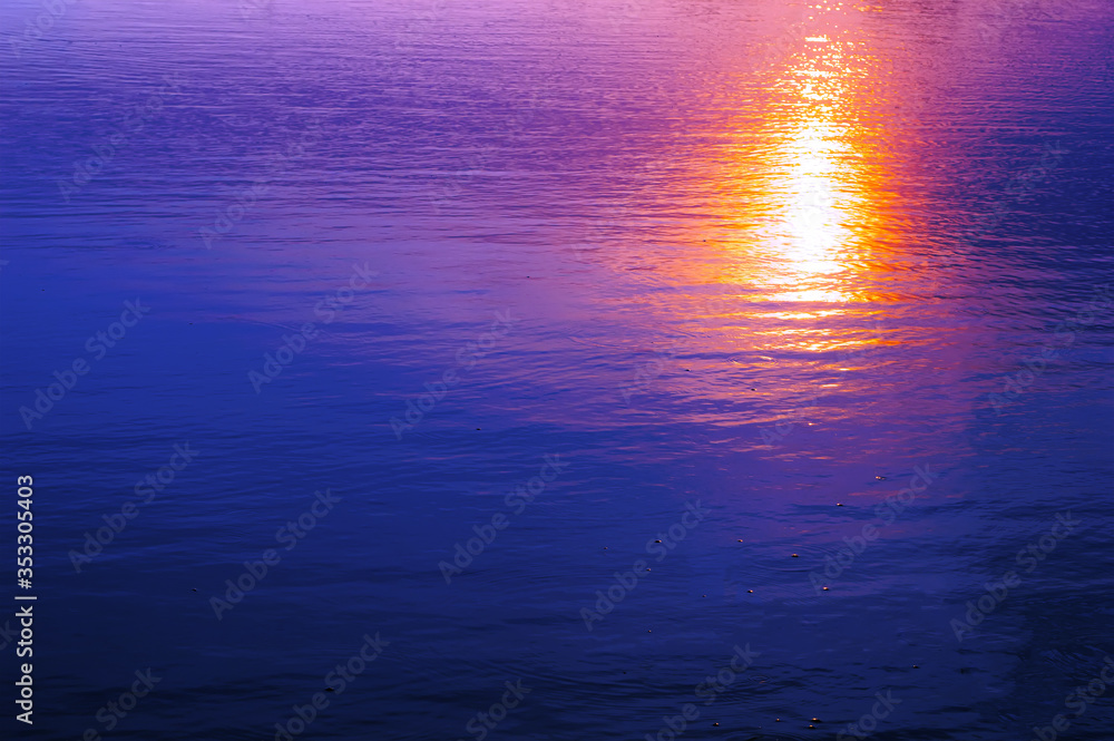 Obraz premium orange sunlight reflection on blue water