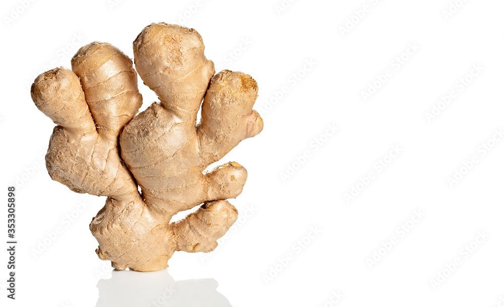 Obraz premium Ginger root isolated on white background with reflection