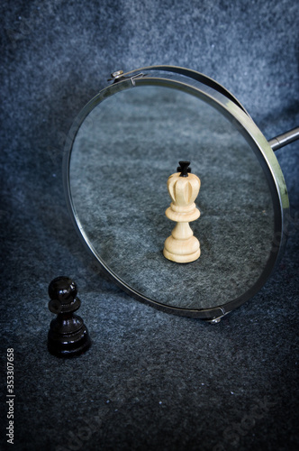 Quadro su tela Black chess pawn reflected as a white king.