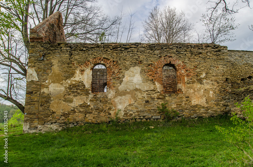 Fototapeta Naklejka Na Ścianę i Meble -  Ruiny cerkwi w miejscowości Krywe Bieszczady