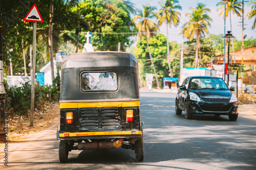 Obraz na płótnie Goa, India. Auto Rickshaw Or Tuk-tuk Moving On Street. Back View w salonie