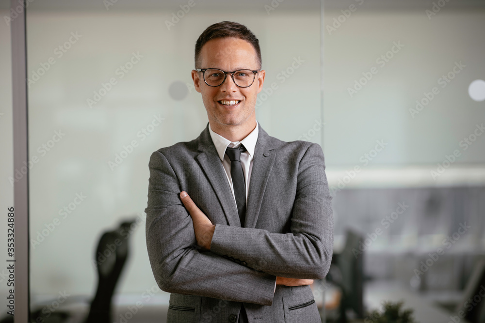 Obraz premium Young businessman working in his office. Young man preparing for the meeting.