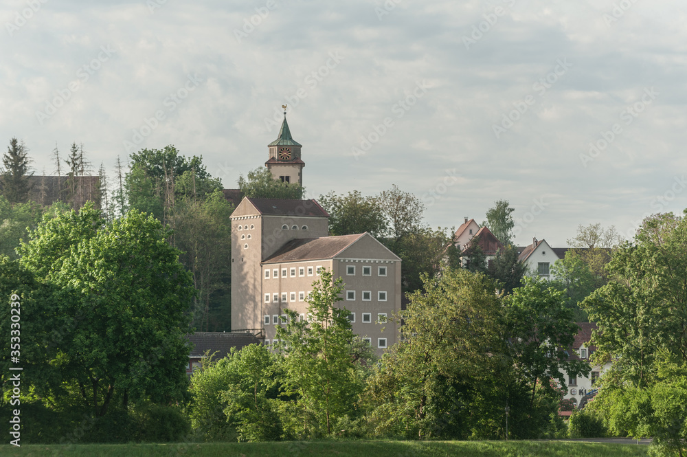 Ortsbild Reutlingen-Mittelstadt mit Kirche und Häuserzeile und Bäumen