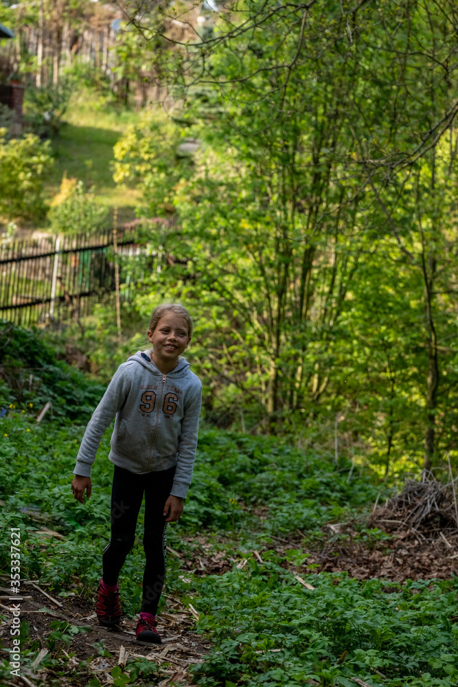 Mädchen beim unbeschwerten Spielen im Wald Mädchen beim unbeschwerten Spielen im Wald