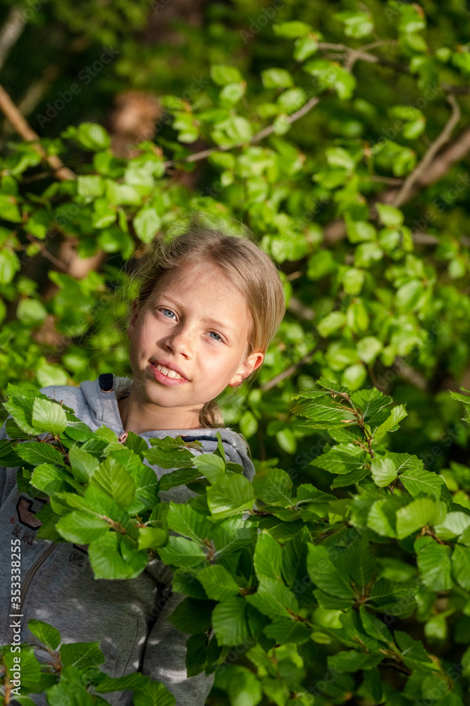 Mädchen beim unbeschwerten Spielen im Wald Mädchen beim unbeschwerten Spielen im Wald