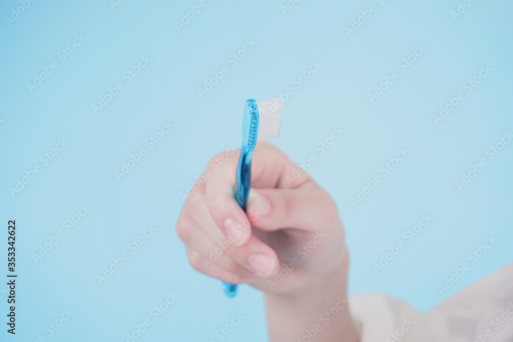 Hand of person brushing teeth　歯をみがく人の手