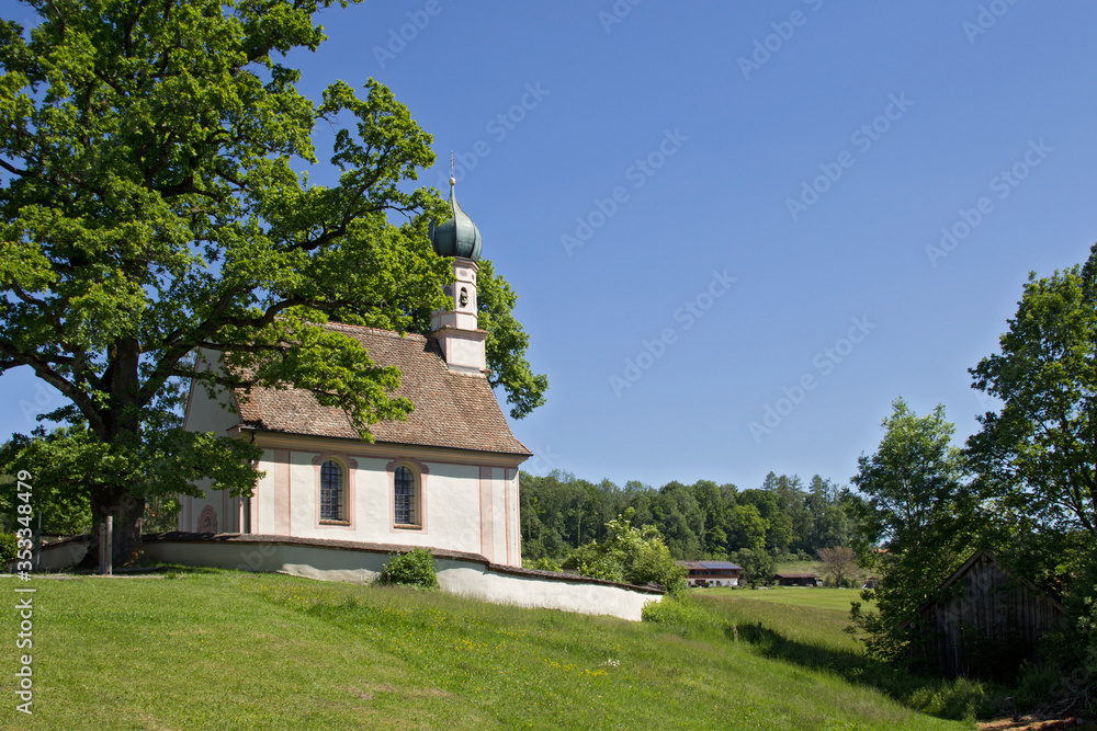 Naklejka premium das Ramsachkircherl (auch Ähndl genannt) im Murnauer Moor, Oberbayern 
