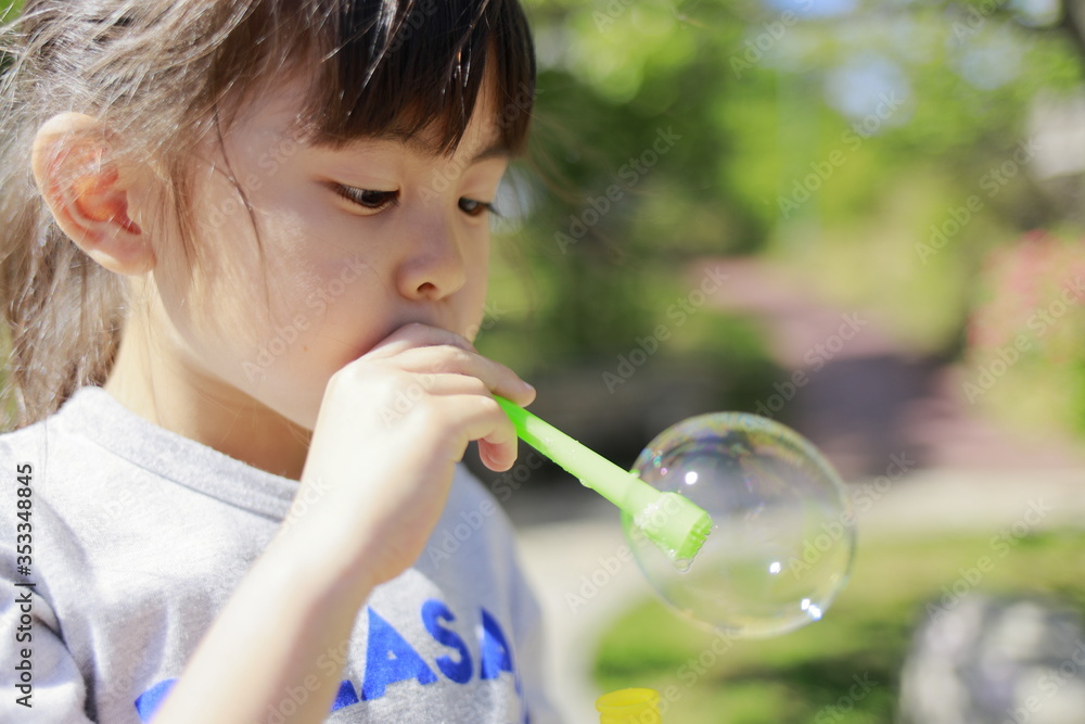 緑の中でシャボン玉で遊ぶ幼児(5歳児) 緑の中でシャボン玉で遊ぶ幼児(5歳児)