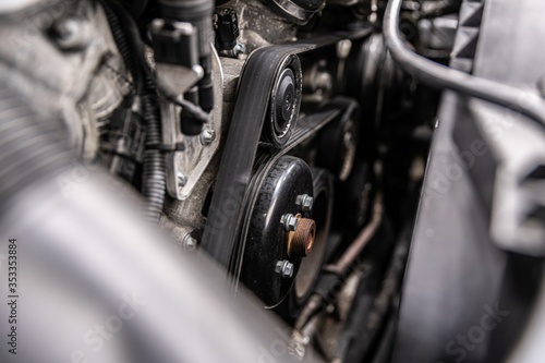 Obraz na płótnie Fan belt and v-belt powering alternator, water pump and air conditioner compressor. w salonie
