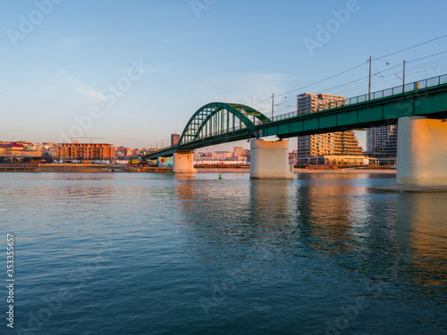 Foto Old rail Sava bridge, connecting two Belgrade shores divided by river Sava