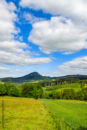 Paysage des monts d Auvergne au printemps autour d Yssingeaux en Haute-Loire