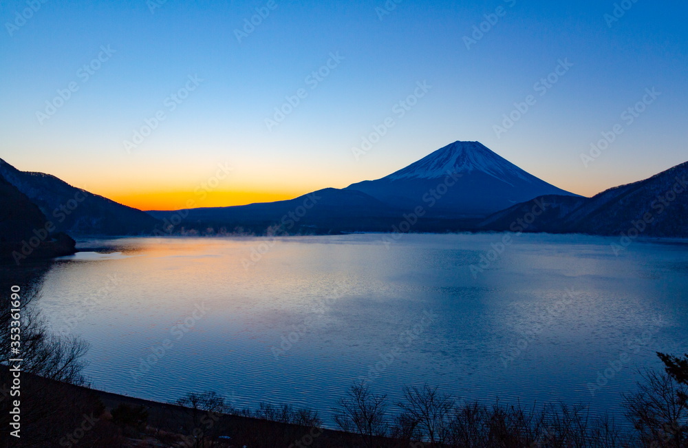 本栖湖の夜明け、山梨県本栖湖にて