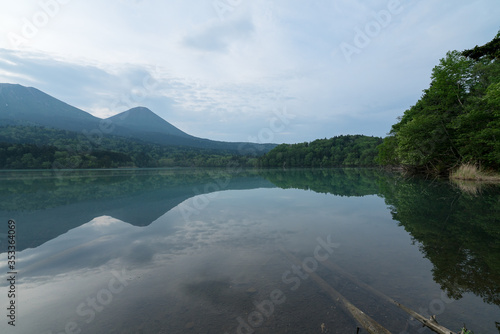 北海道オンネトー静寂の湖で迎える日の出の時間