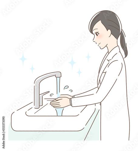 水道水で手を洗う女性
