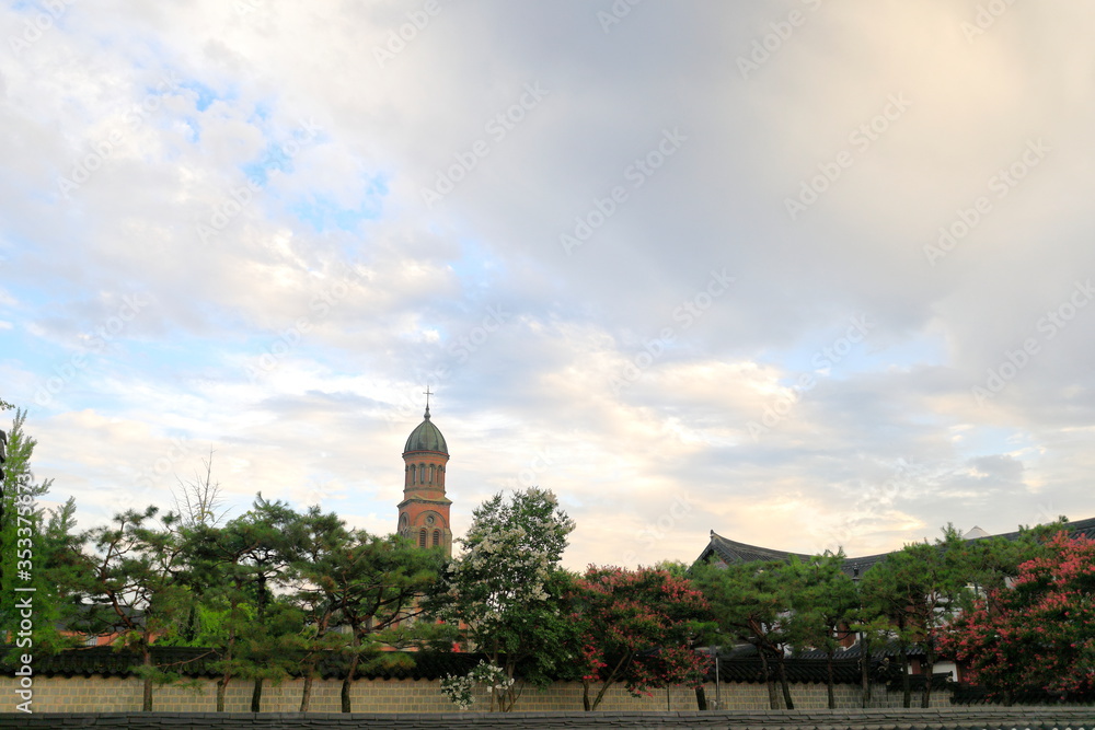 Fototapeta premium 오래된 성당이 보이는 풍경