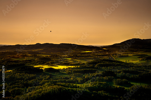 Zachód słońca z balonem w Rudawach Janowickich w Polsce.  Sunset with a balloon in Rudawy Janowickie Mountains in Poland. © Pamela