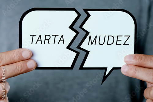 stammering in spanish, in a broken speech bubble