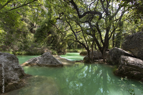 Au bord d'un ruisseau turquoise