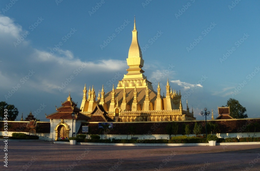 Naklejka premium Wat Phra That Luang Is an old temple with Laos Located in Vientiane, Laos