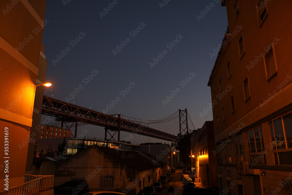 Obraz premium Night view of the bridge April 25 from Lisbon city