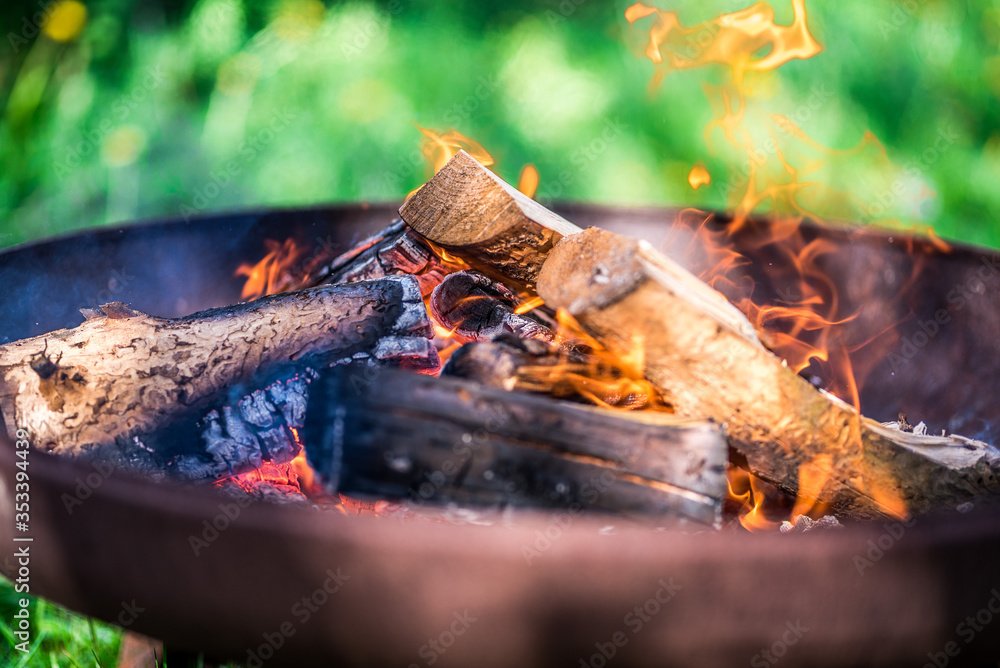 Feuerschale Lagerfeuer Feuerholz Bokeh Offenblende Feuerschale Lagerfeuer Feuerholz Bokeh Offenblende