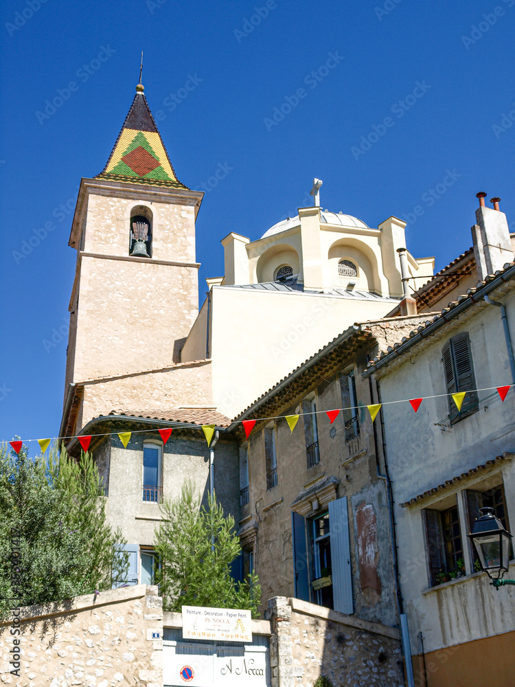 Allauch église au toit coloré de Provence